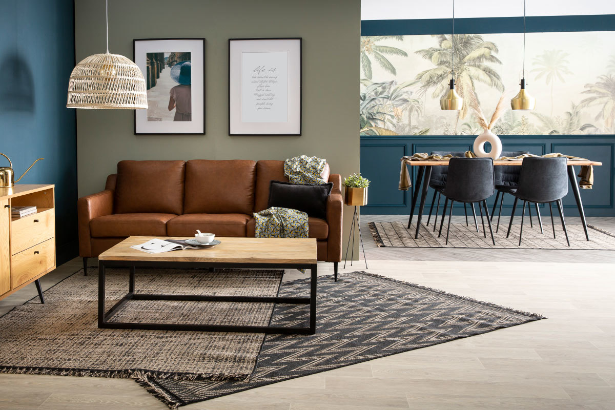 Table basse rectangulaire en bois clair et m�tal noir, vue de face dans un salon contemporain.