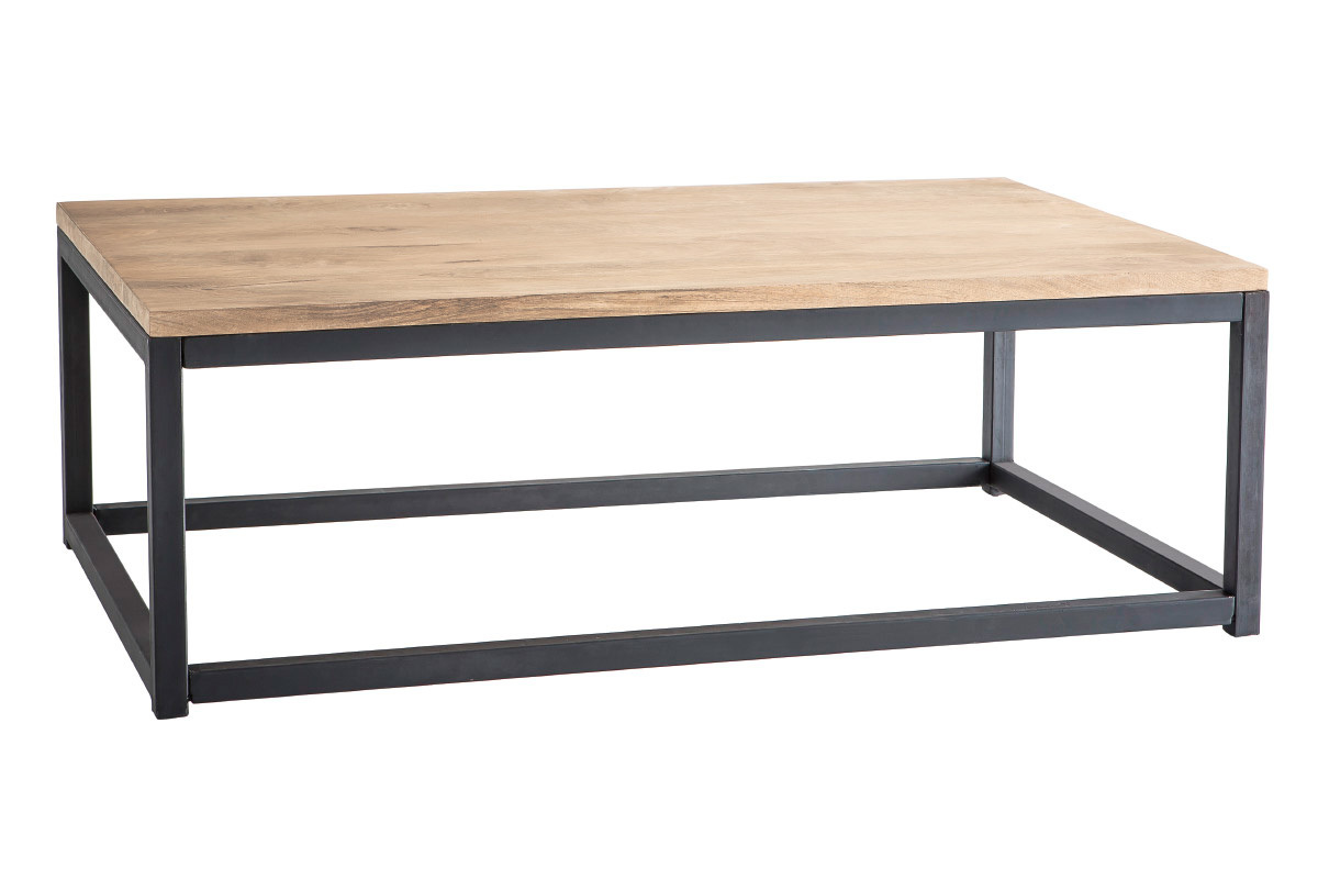 Table basse rectangulaire en bois clair manguier et m�tal noir, vue de 3/4.