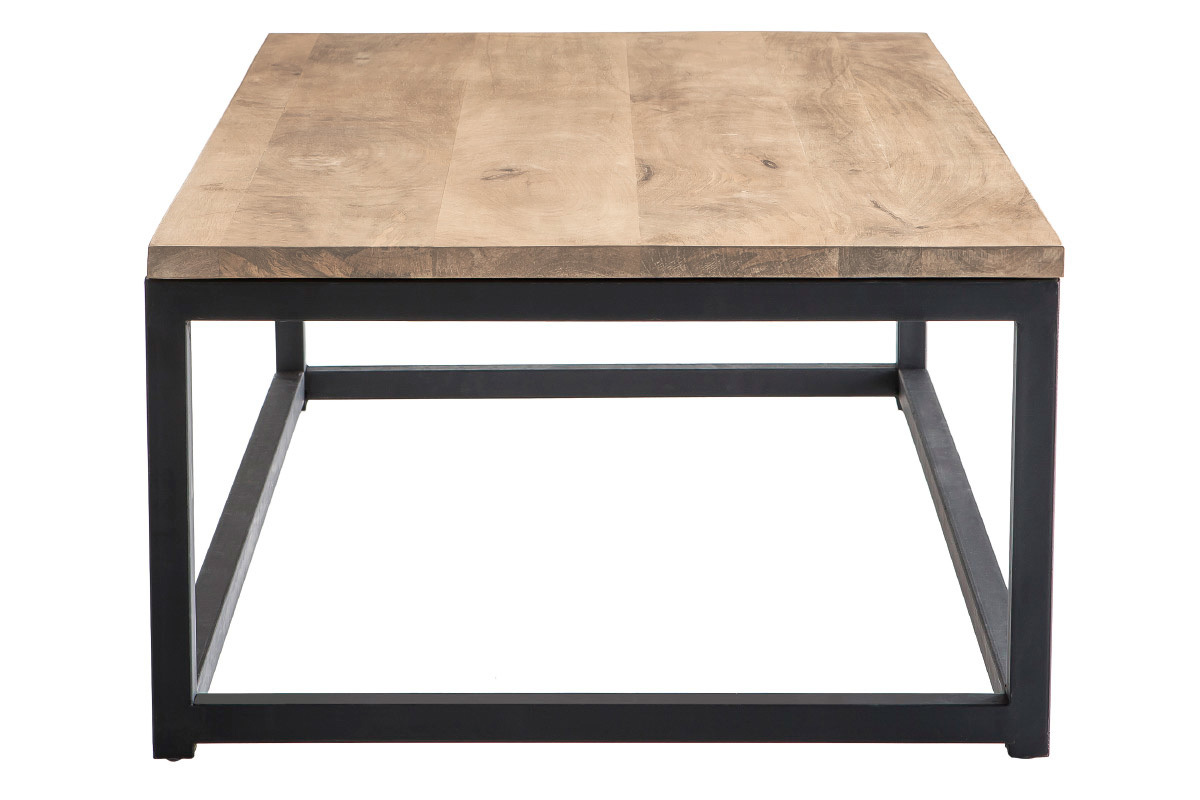 Table basse rectangulaire en bois clair et m�tal noir, vue de profil