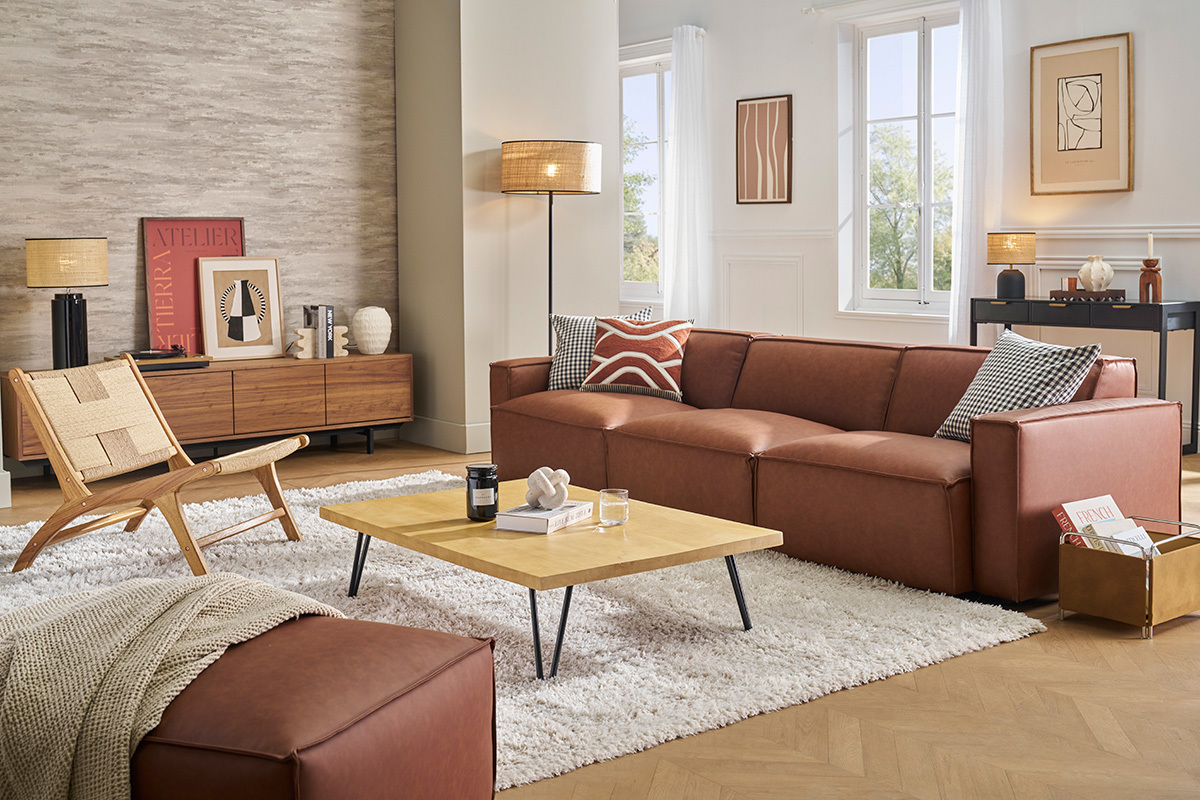 Salon avec table basse rectangulaire en bois de manguier et canap� cuir.