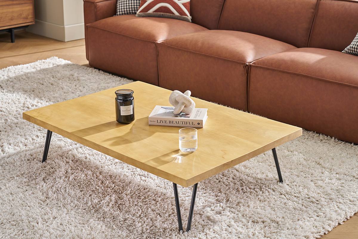 Table basse rectangulaire en bois de manguier avec pieds en m�tal noir, vue d'angle, sur tapis blanc.
