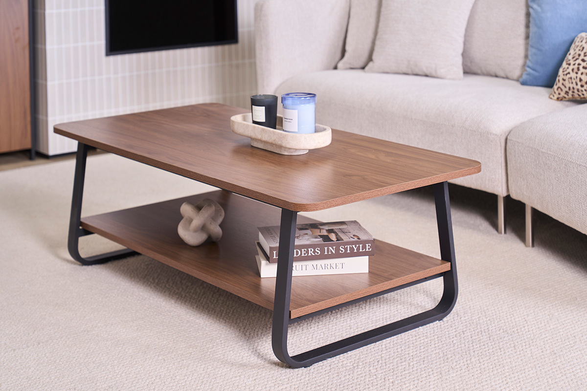 Table basse rectangulaire en bois noyer et m�tal, vue de face avec objets d�coratifs.