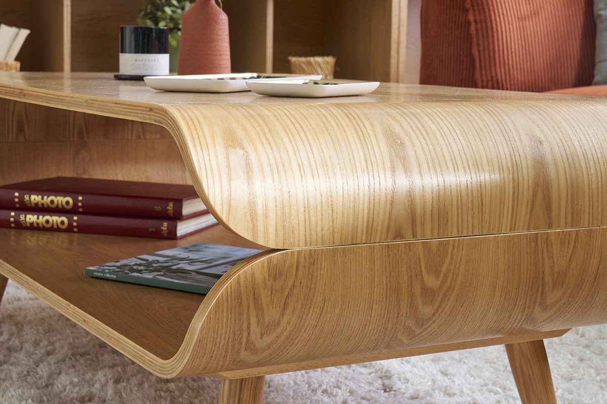 Table basse scandinave en bois clair avec espace de rangement, vue de c�t�, livres et d�coration dessus.