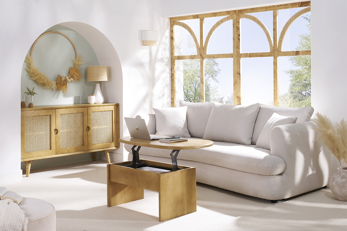 Salon avec table basse en bois manguier relevable ouverte, canap�, et buffet en arri�re-plan.