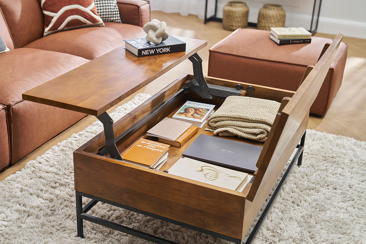 Table basse relevable en bois de manguier et m�tal noir avec rangement int�rieur, vue de 3/4.