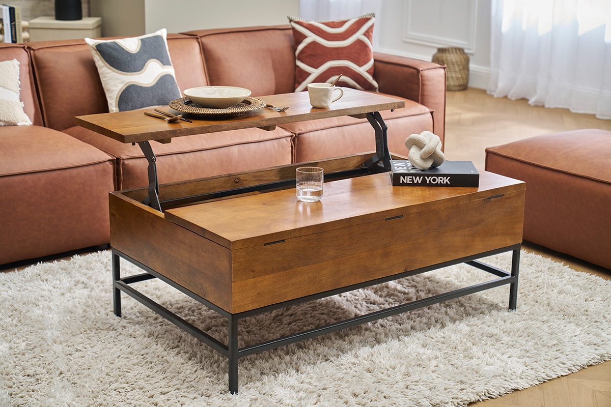 Table basse YPSTER en bois manguier et m�tal noir avec plateau relevable, dans un salon avec canap�.