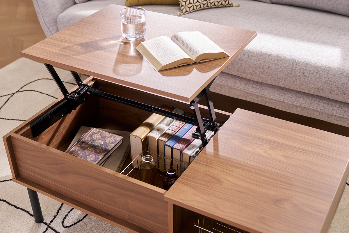 Table basse relevable en bois fonc� avec plateau partiellement ouvert et rangements visibles, vue en int�rieur.