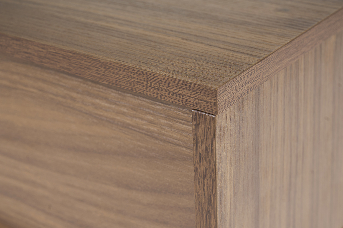 D�tail d'une table basse en bois fonc� avec finition noyer.