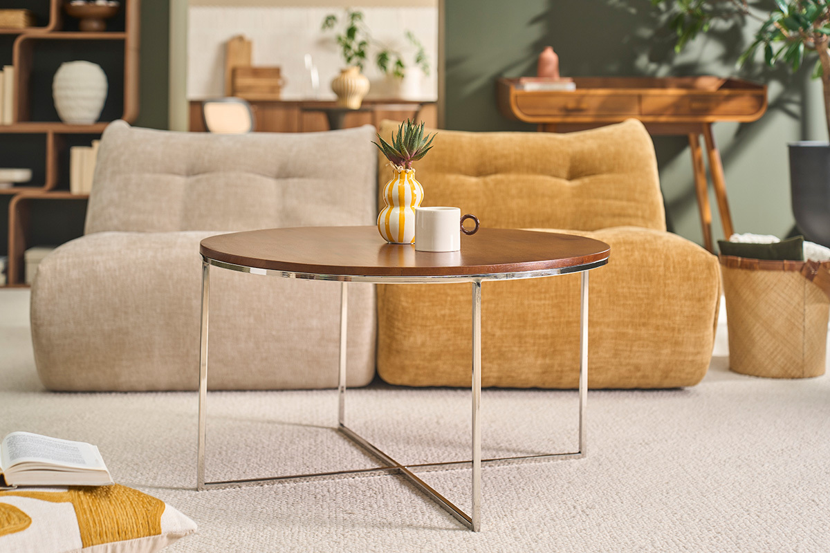 Table basse ronde ADVITA en bois manguier massif et m�tal chrom�, vue de face avec d�cor et coussins