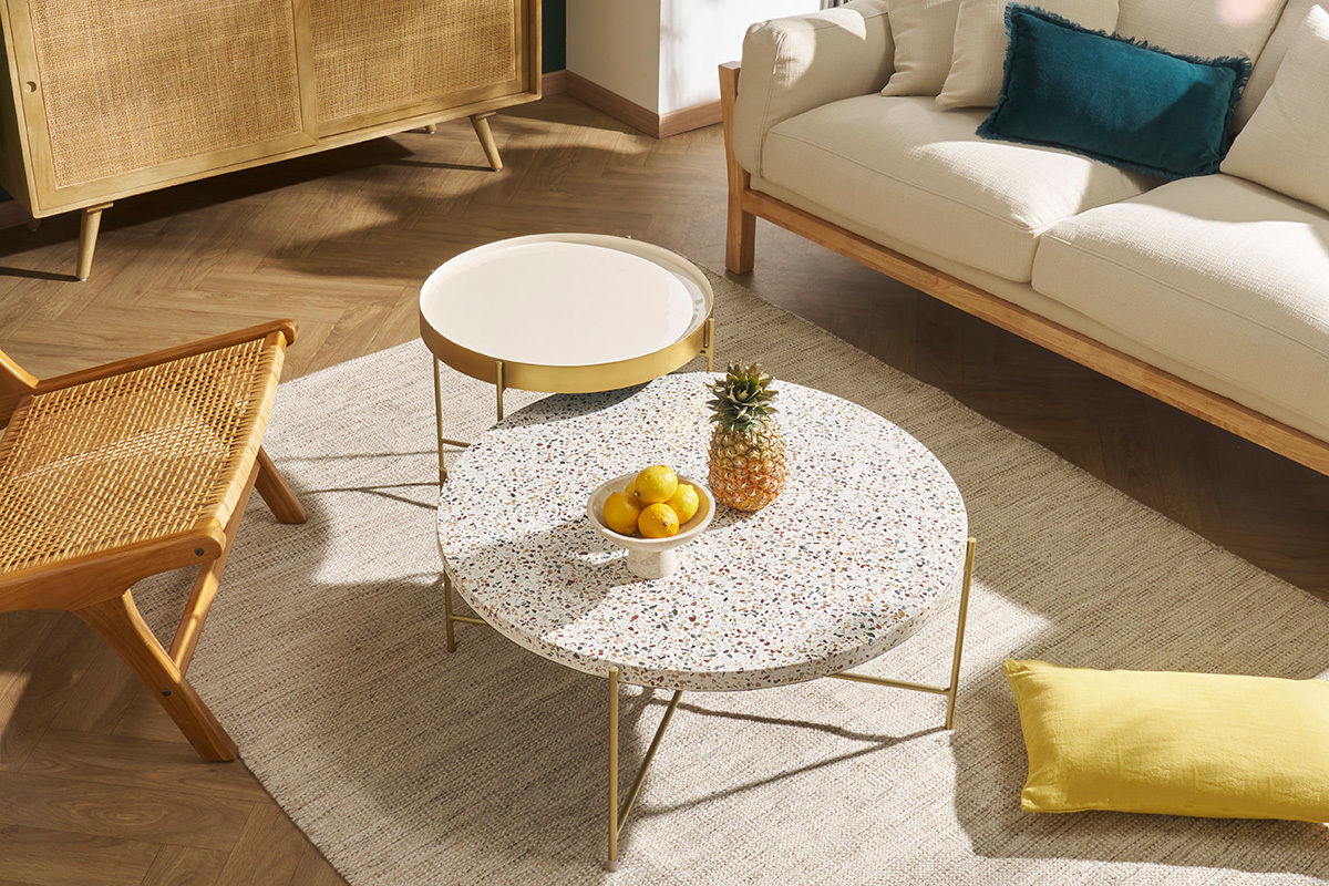 Table basse ronde design en terrazzo et m�tal dor� D81 cm MEZZO