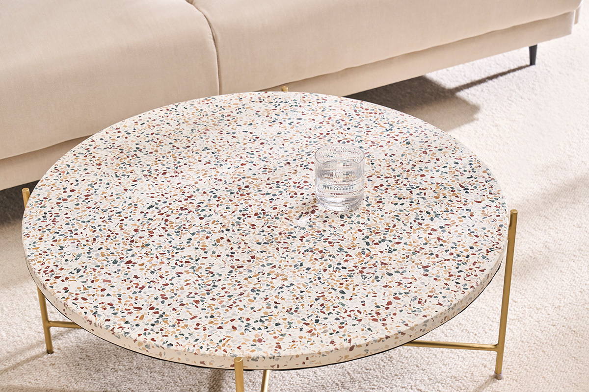 Table basse ronde design en terrazzo et m�tal dor� D81 cm MEZZO
