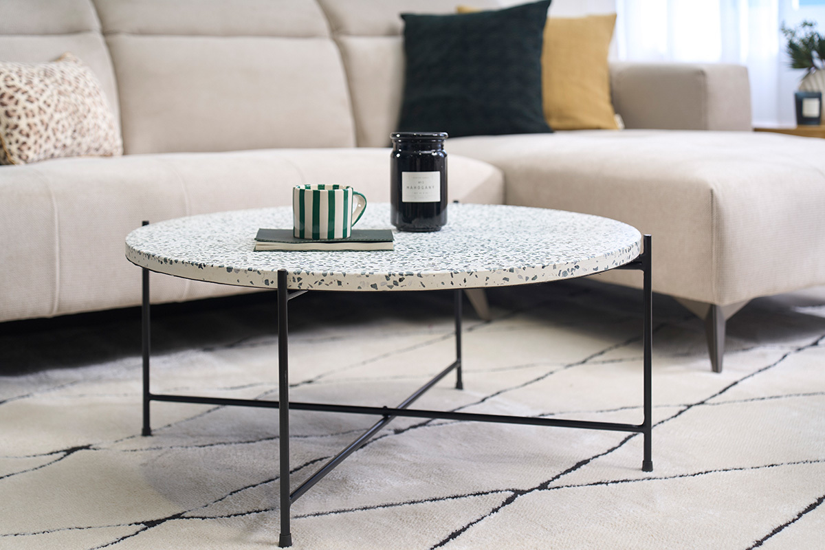 Table basse ronde design en terrazzo et m�tal noir D81 cm MEZZO
