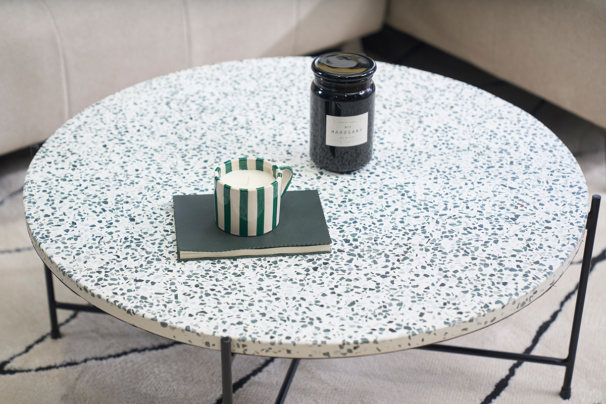 Table basse ronde design en terrazzo et m�tal noir D81 cm MEZZO