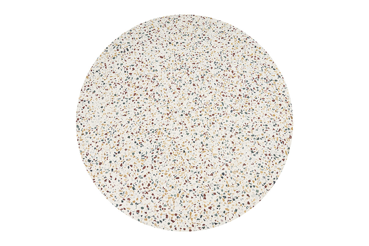 Table basse ronde en terrazzo, vue de dessus, motif mouchet� multicolore.