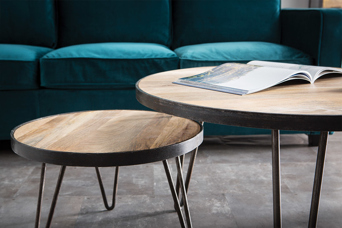 Table basse ronde en bois manguier et m�tal noir vue de dessus, avec une autre table plus petite.