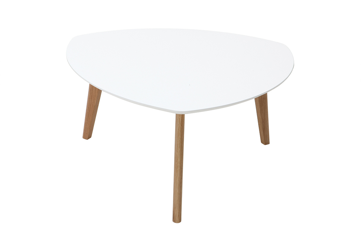 Table basse scandinave blanche avec plateau en bois clair, vue de trois-quarts.