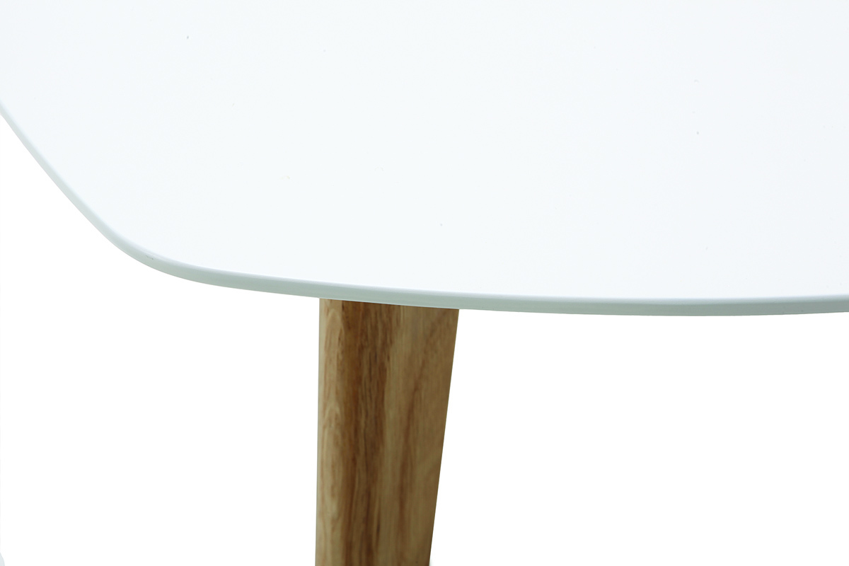 Table basse scandinave blanche avec plateau en bois clair, vue de pr�s sur les d�tails du pi�tement.