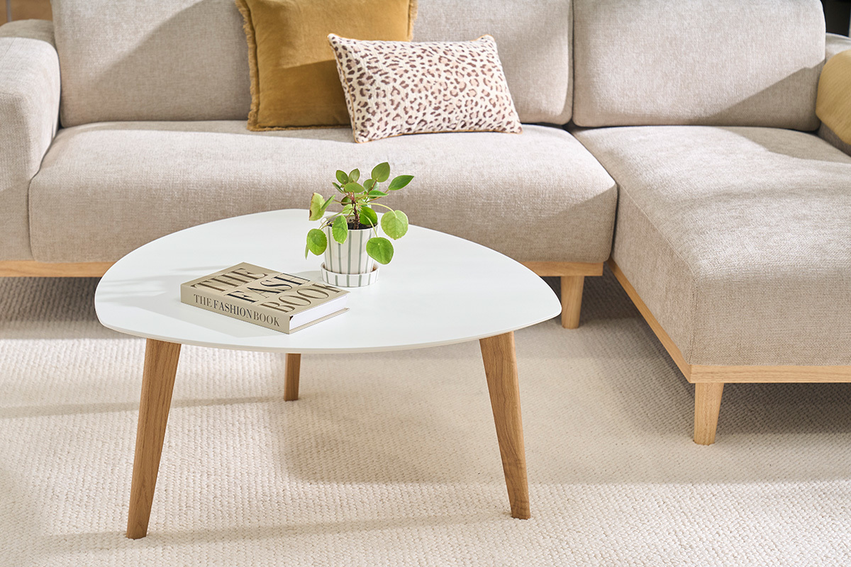 Table basse scandinave blanche et bois clair ch�ne, vue de dessus avec plante et livre dessus, salon cosy