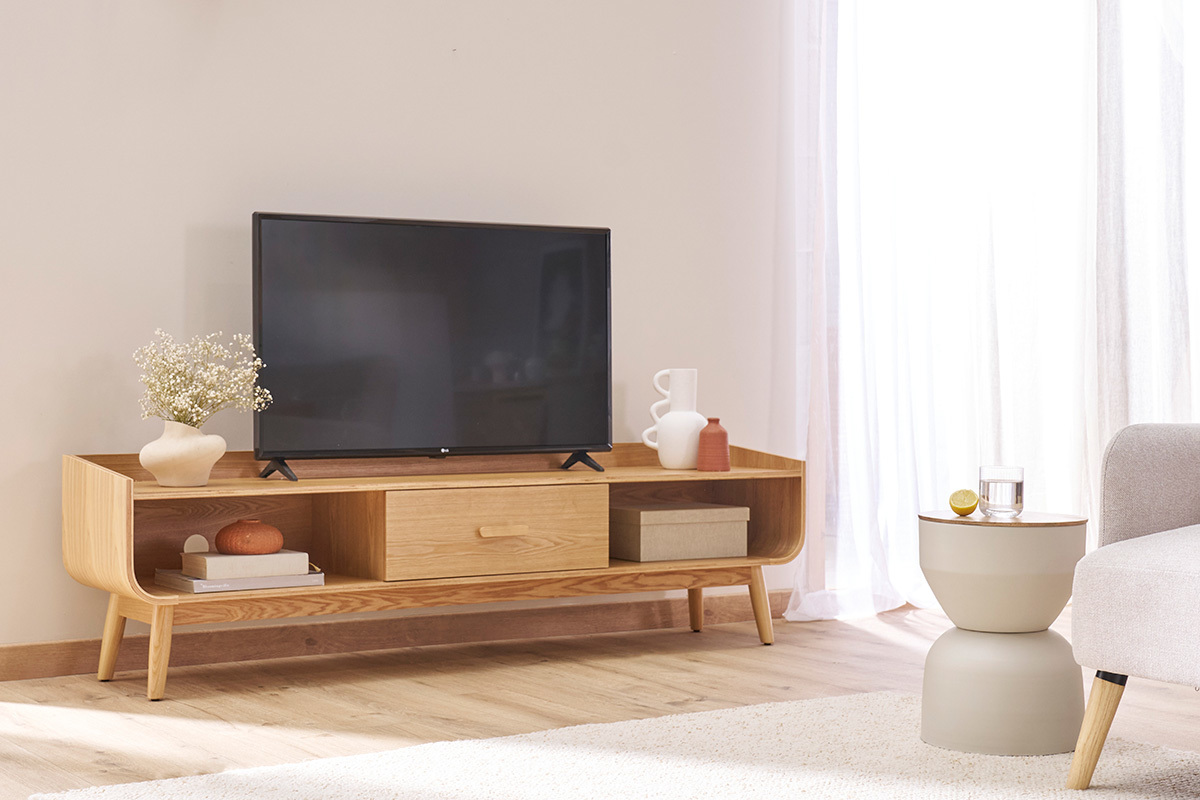 Table d'appoint ronde YOYO en m�tal gr�ge et bois, dans un salon.