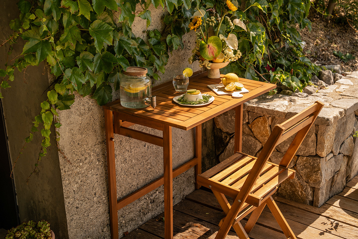 Table de balcon pliante en bois massif L80 cm CARMEN avec d�corations, vue de face.