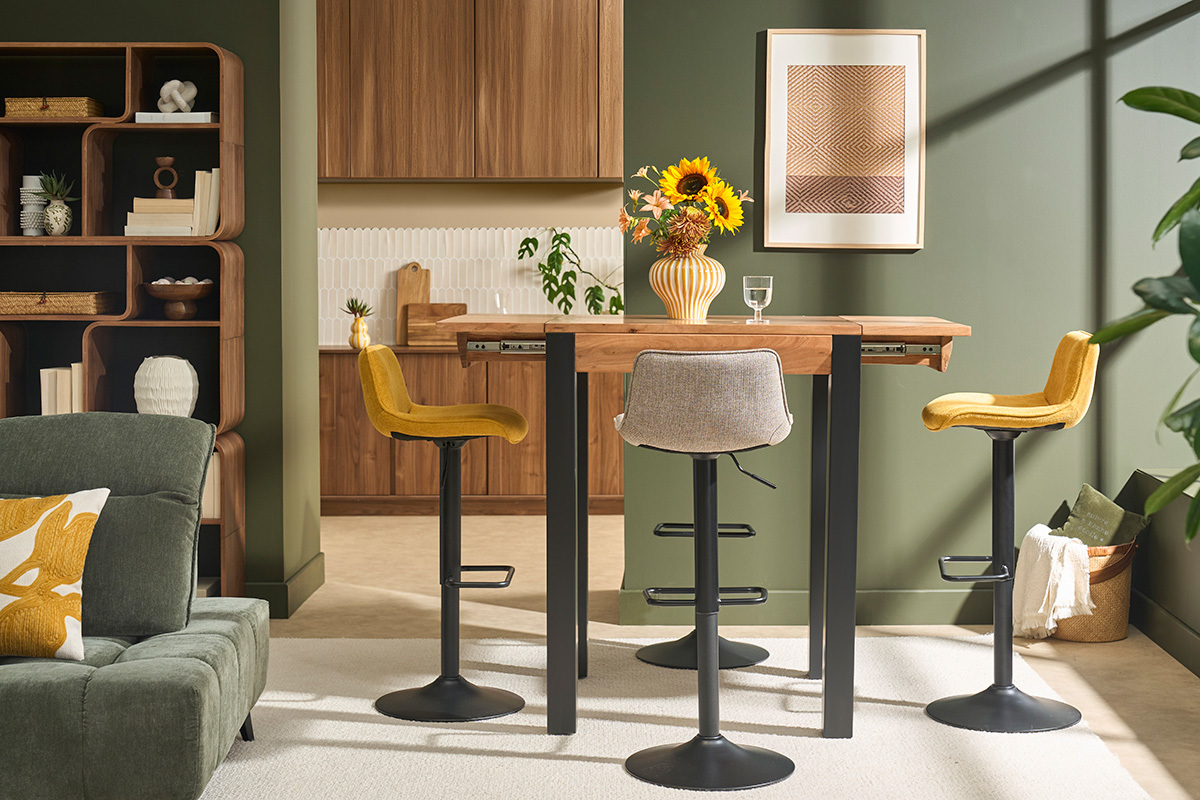 Table de bar extensible TRAP en bois massif avec tabourets, vue de face dans un int�rieur moderne.