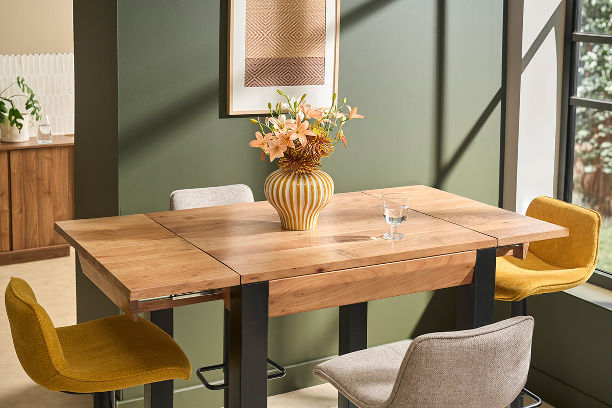 Table de bar extensible L80-135 cm en bois massif et m�tal, vue sup�rieure, avec vase et chaises