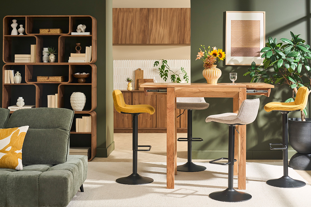 Table de bar haute extensible carr�e en bois massif L80-135 cm BALTO avec des tabourets color�s autour.
