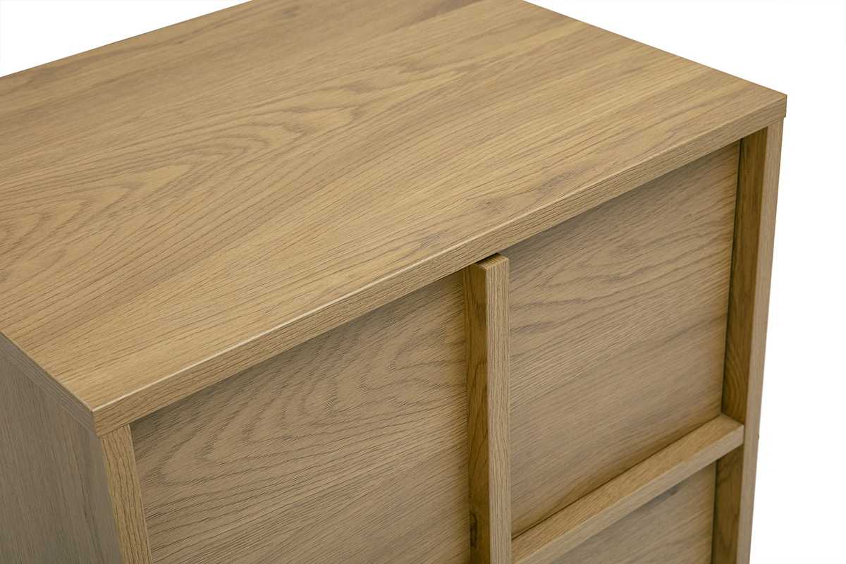 Vue rapproch�e du dessus de la table de chevet en bois clair ch�ne, d�tails des tiroirs ouverts.