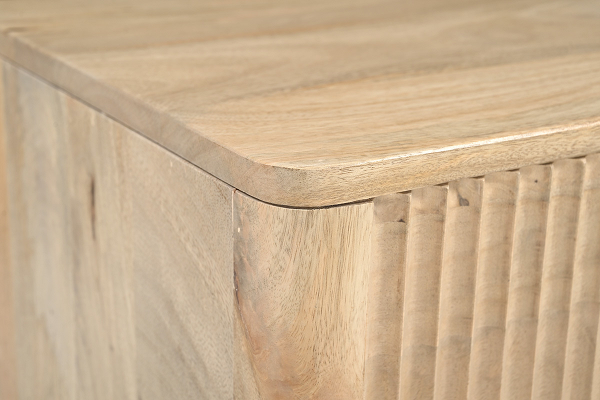 D�tail du coin d'une table de chevet en bois clair manguier, montrant la finition et les lignes.