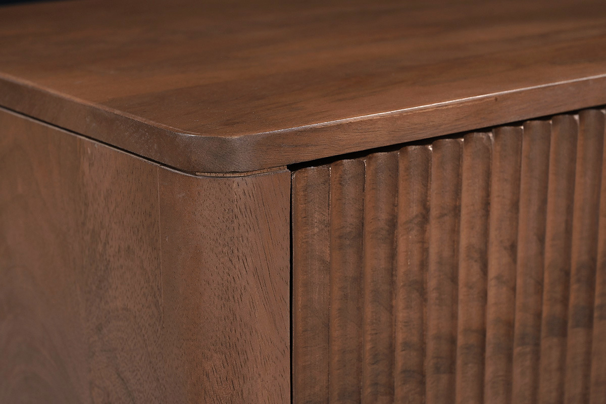 D�tail de la table de chevet ALDA en bois fonc�, montrant le plateau et un c�t� textur�