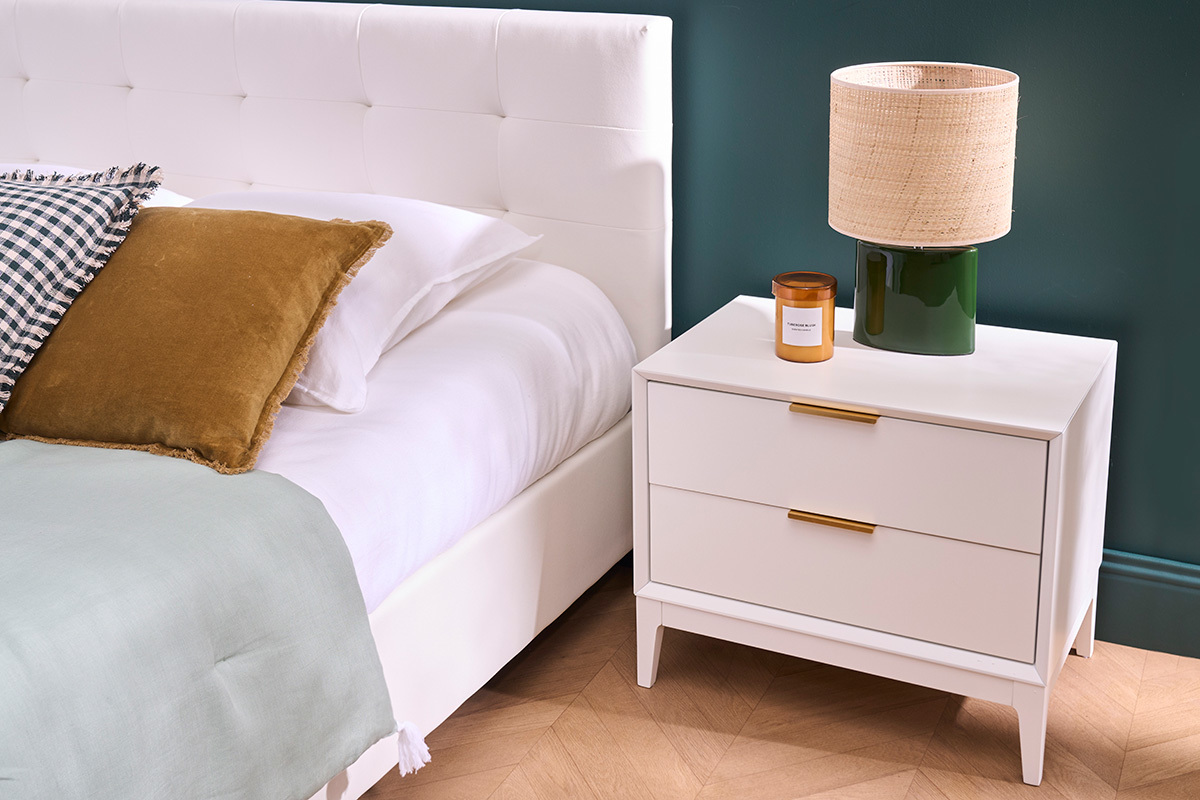 Table de chevet blanche mat et m�tal dor� avec rangements GIANA