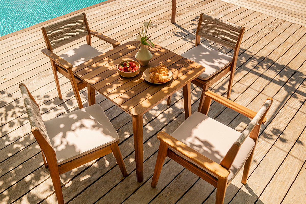 Table de jardin carr�e en bois massif L70 cm ADELIE