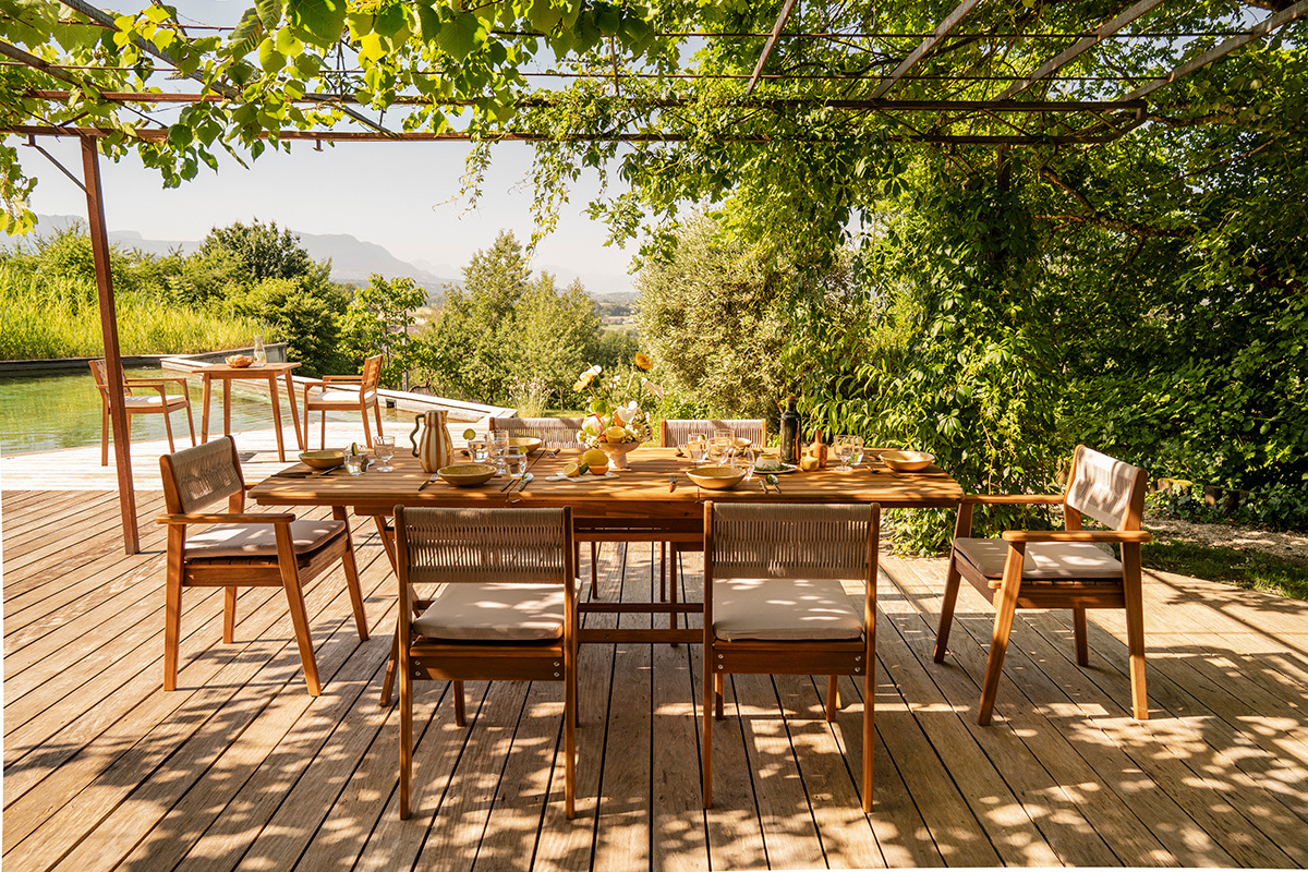 Table de jardin extensible CANOPEE en bois massif, vue de face avec chaises autour, en ext�rieur