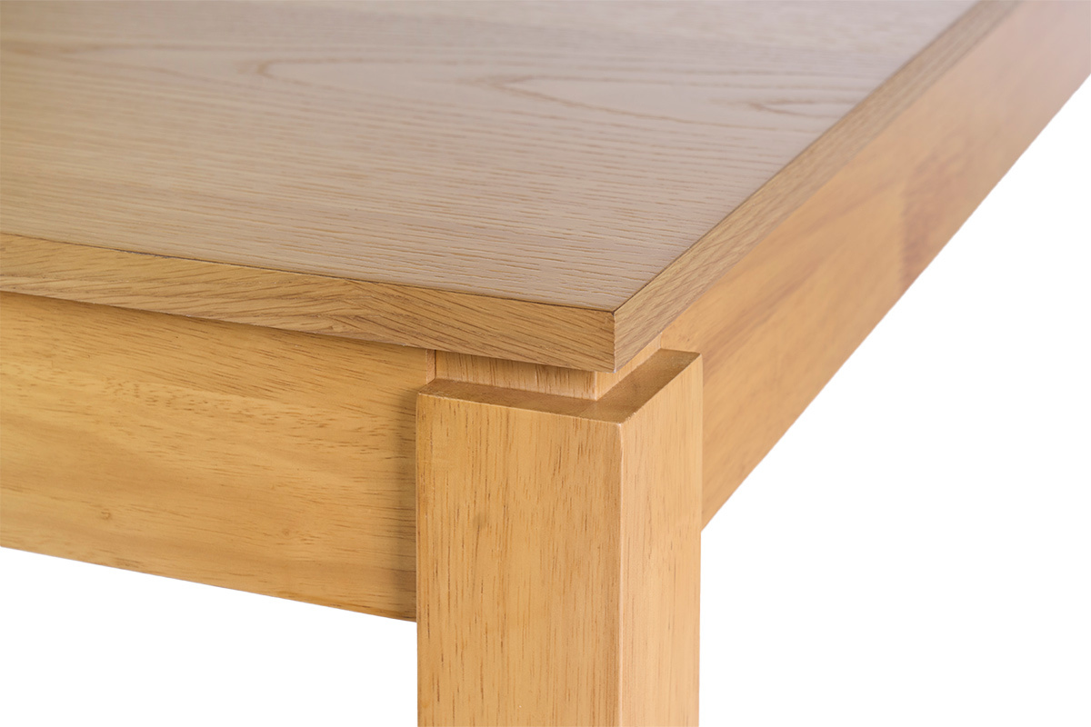 D�tail du plateau d'une table � manger extensible en bois clair ch�ne, vue de dessus