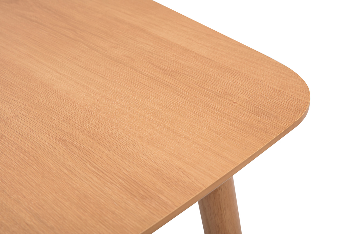Vue rapproch�e du plateau d'une table extensible carr�e en bois clair ch�ne.