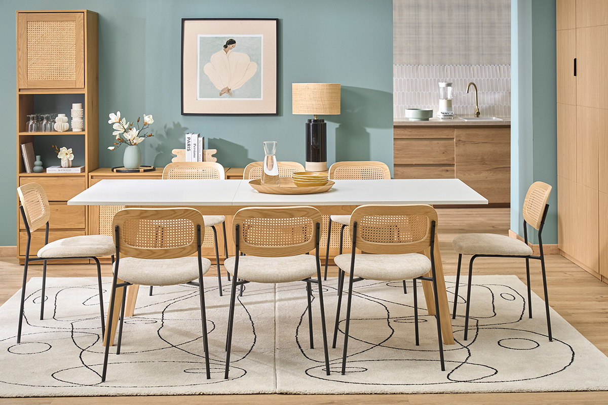 Table extensible rectangulaire blanche et bois clair avec chaises autour, vue d'ensemble dans un int�rieur moderne.