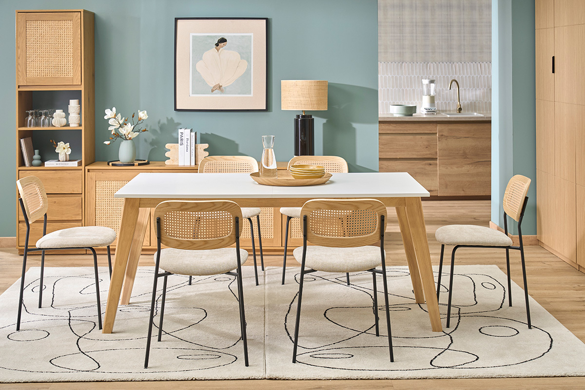 Table extensible rectangulaire blanche et bois clair avec chaises, vue de face dans un int�rieur scandinave