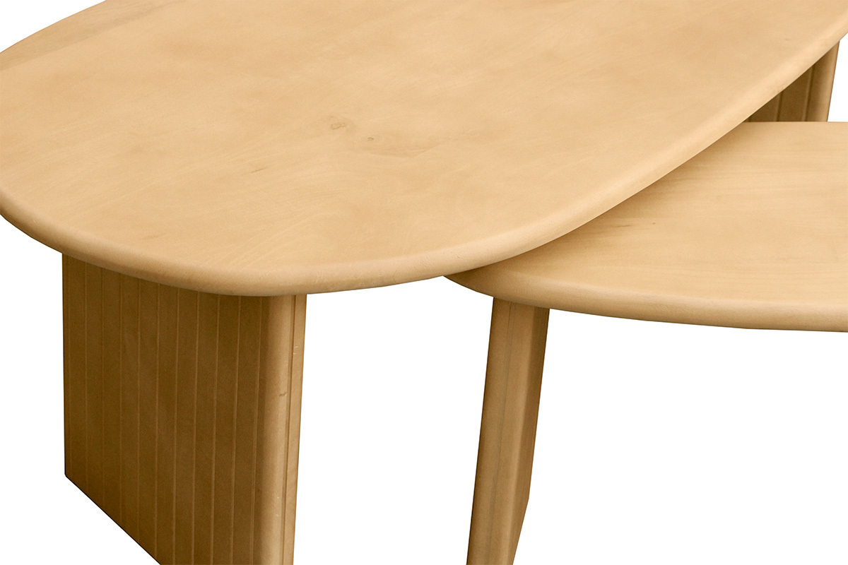 D�tail des tables basses gigognes MARBELLA en bois clair, vue de dessus avec plateau ovale et pieds � rainures.