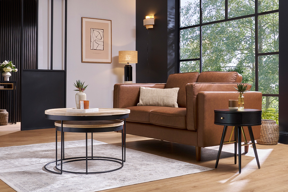 Tables basses gigognes en bois et m�tal dans un salon avec canap� et accessoires d�co.