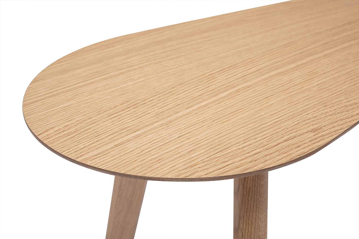 Table basse gigogne scandinave en bois clair, vue rapproch�e de la surface et des pieds.