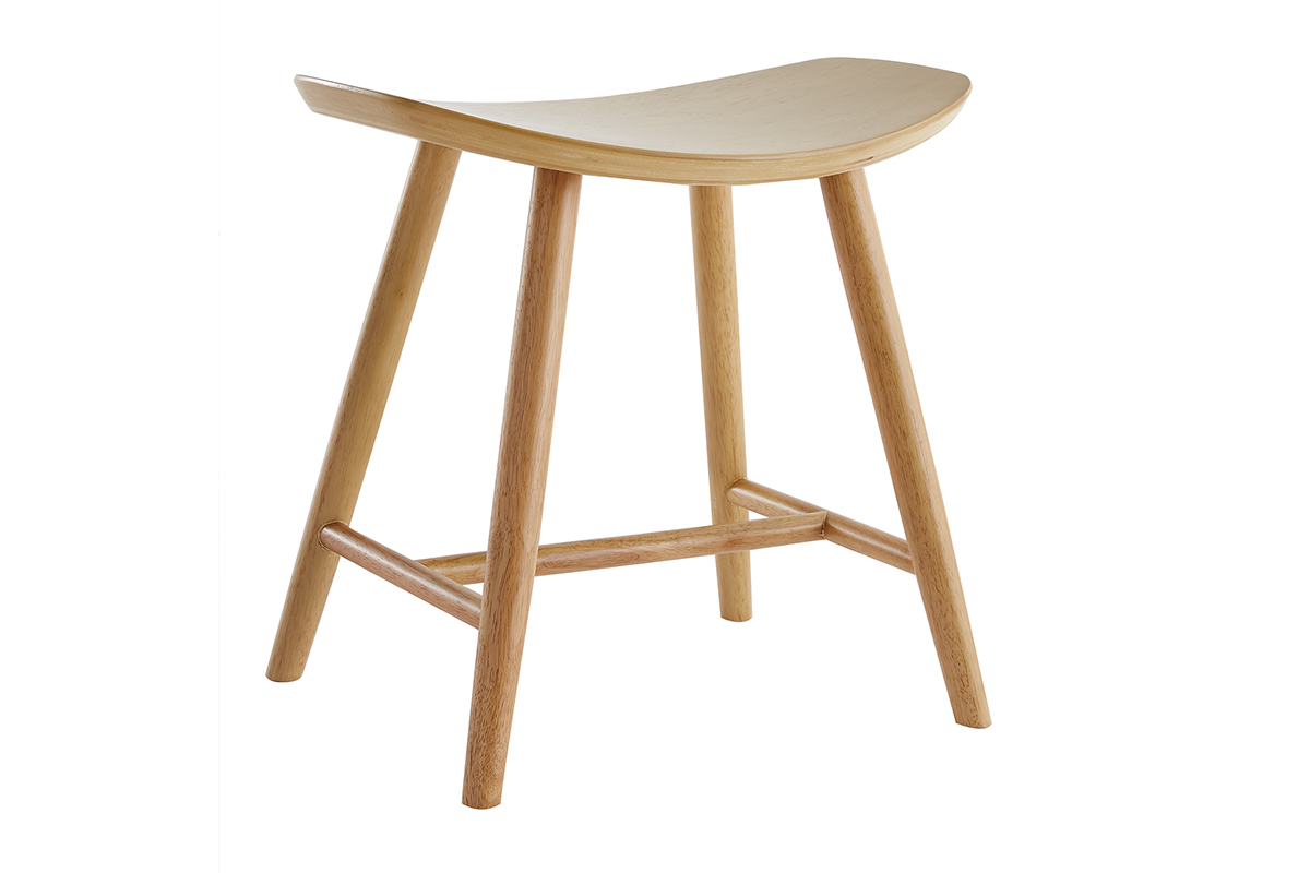 Tabouret bas en bois clair DEMORY, vue de 3/4, avec pieds en h�v�a massif et assise en contreplaqu�.