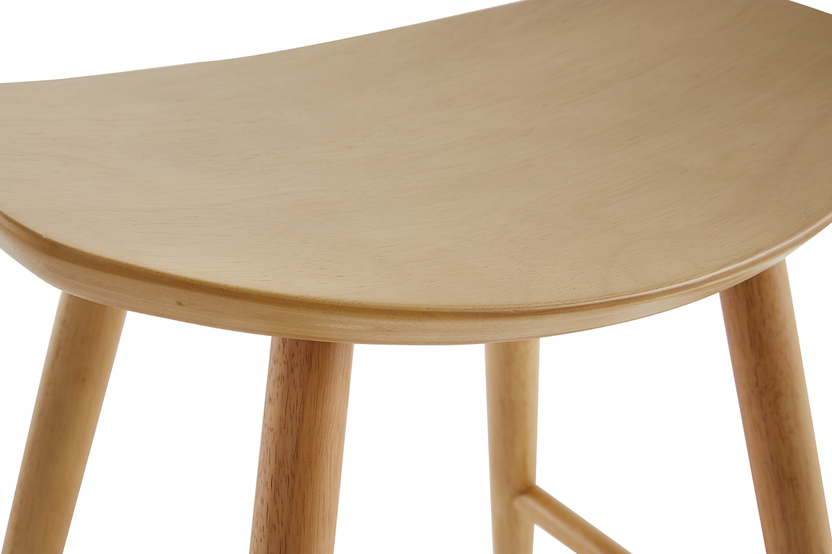 Tabouret bas en bois clair avec assise et pieds en h�v�a massif, vue rapproch�e angle sup�rieur.