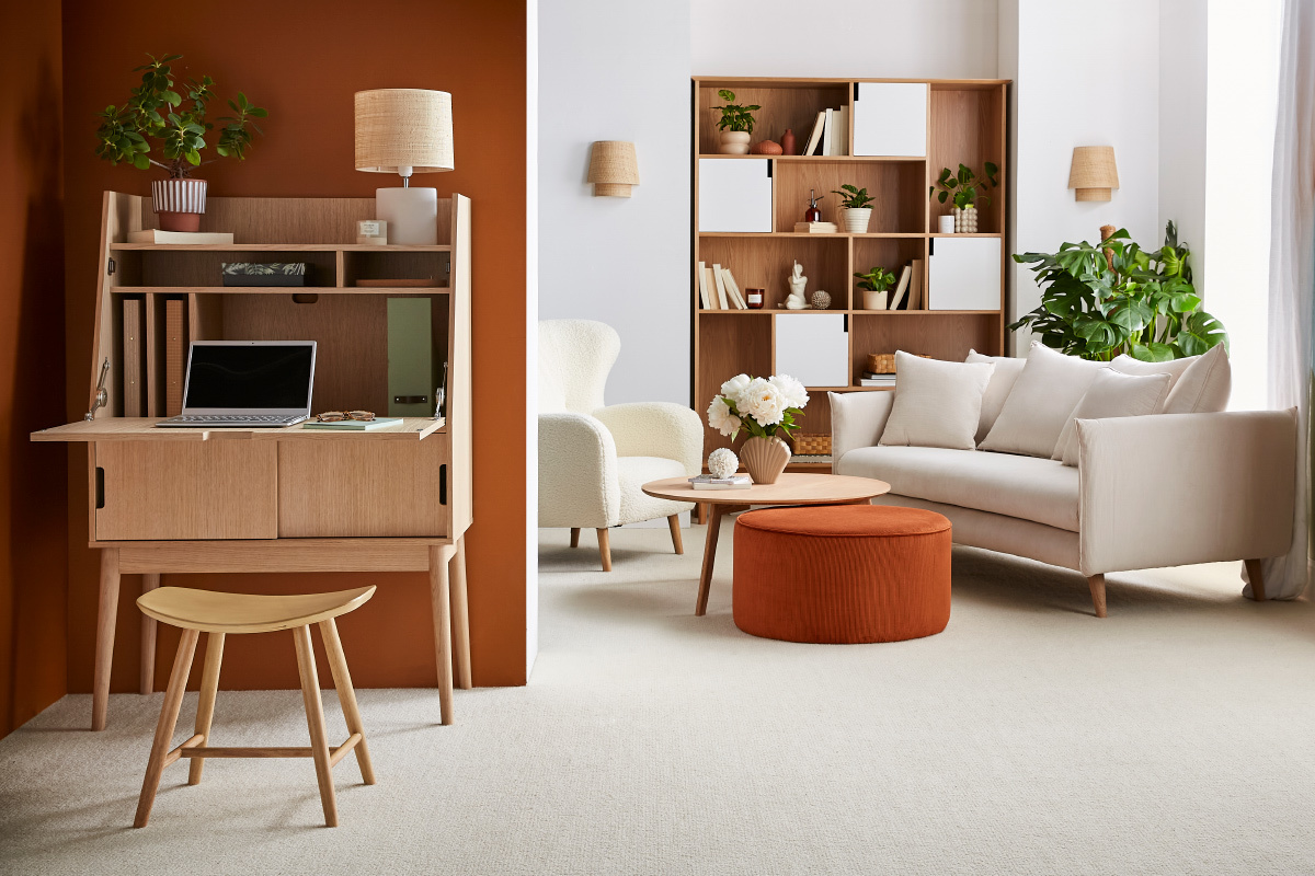 Tabouret bas bois clair H46.5 DEMORY devant un bureau en bois dans un salon.