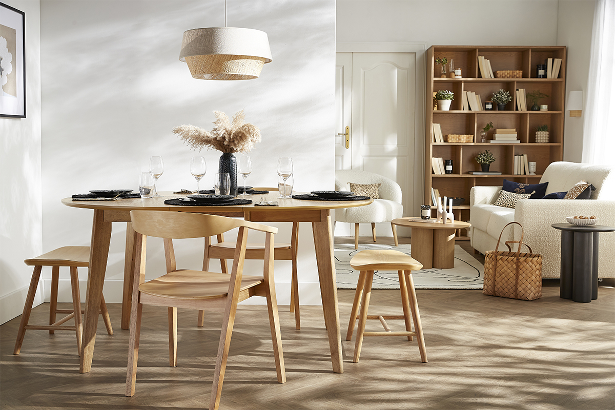 Salle � manger avec tabouret bas bois clair DEMORY pr�s de la table.