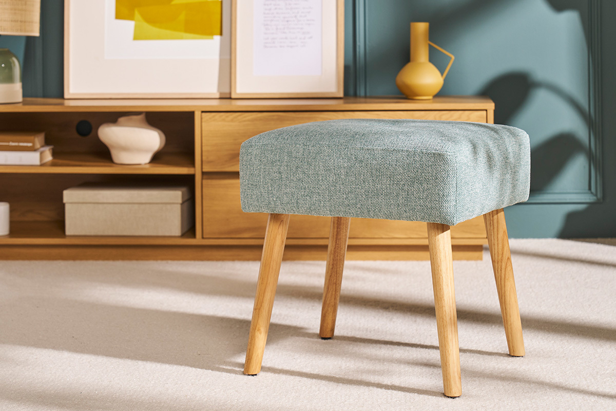 Tabouret bas en tissu effet velours textur� vert c�ladon et bois clair massif H46 cm GUESTA