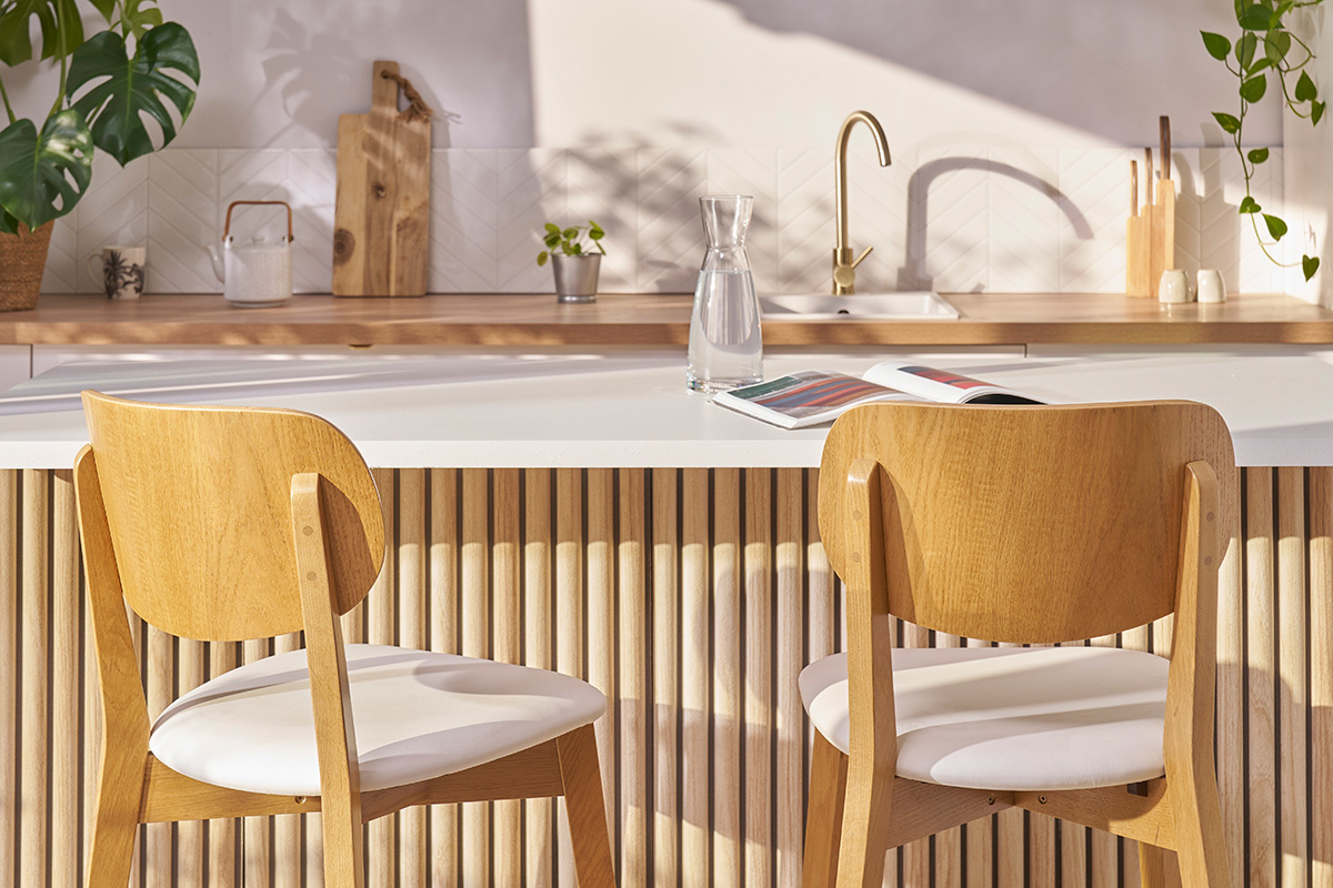 Tabouret de bar bois clair ch�ne et blanc H65 cm LUCIA