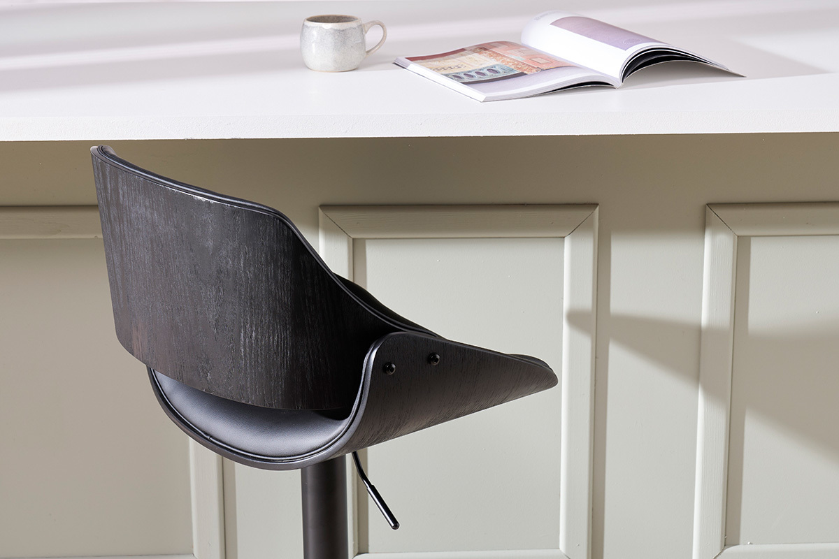 Tabouret de bar noir CLASH, vue de dos, avec table et tasse en arri�re-plan.