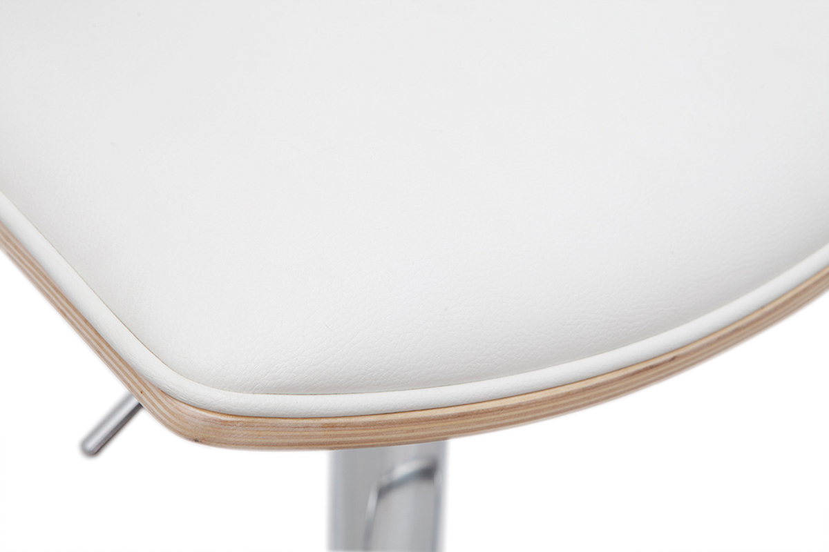 Gros plan sur l'assise blanche et bord en bois du tabouret de bar design VASCO.