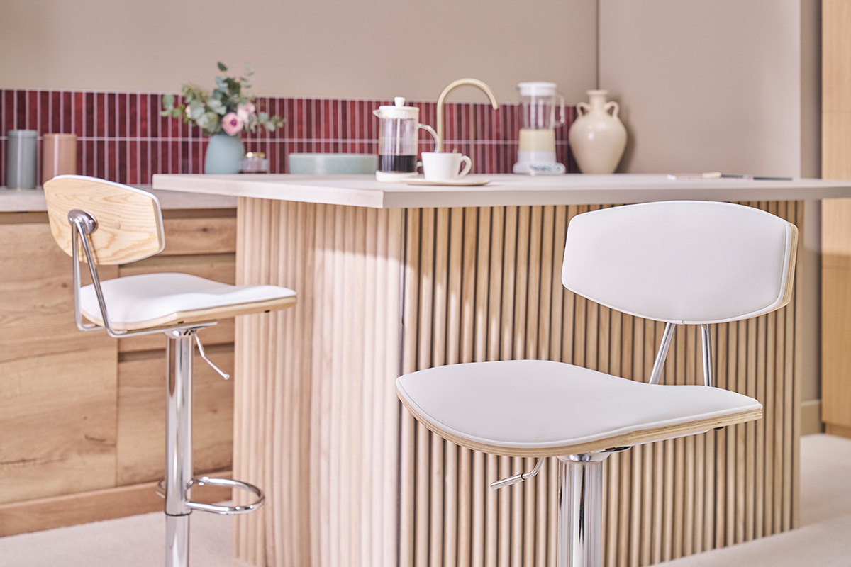 Tabouret de bar VASCO blanc et bois clair devant un �lot de cuisine.