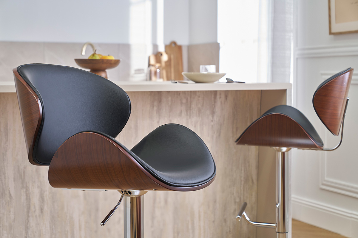 Deux tabourets de bar noirs, bois fonc� et m�tal chrom�, devant un comptoir de cuisine.